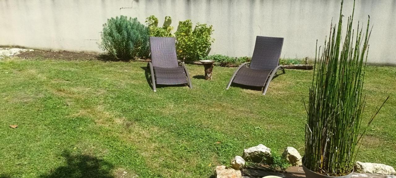 Le Clos Des Chevaliers Pons Bagian luar foto